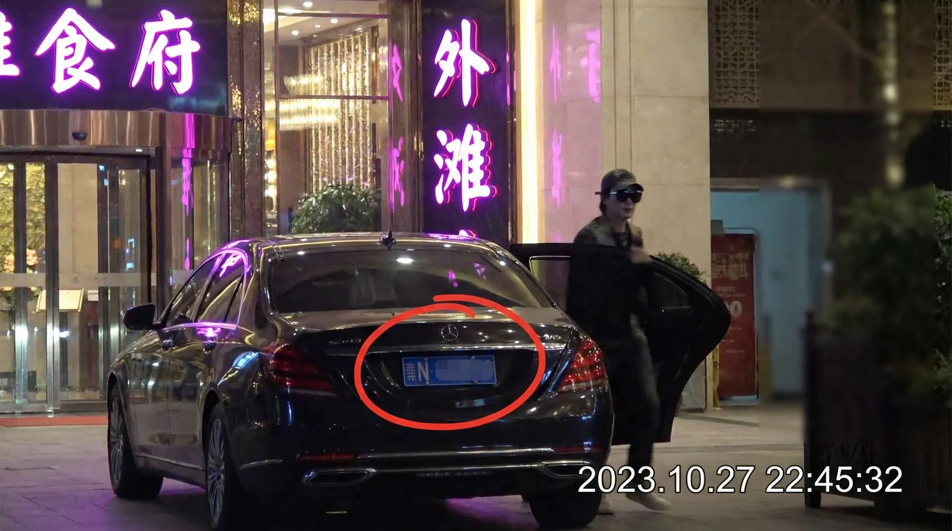 小宝探花 - 精彩片段推荐，查看更多精彩内容 - 豪车餐厅外被拍